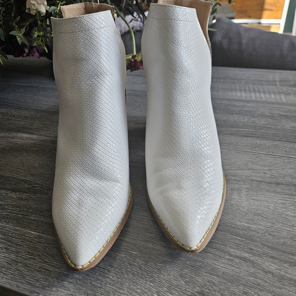 Women's V cut out Bootie - Picture 4 of 6